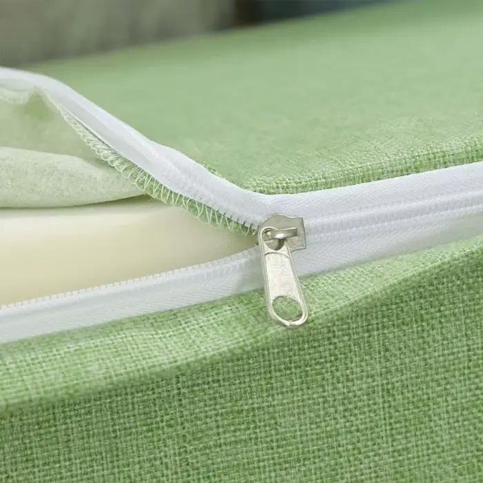 Coussin de dossier à cale triangulaire à la tête du lit