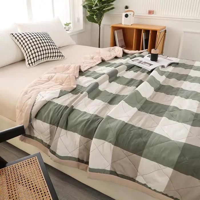 Une couverture de lit matelassée lavée de couleur unie printemps/été double