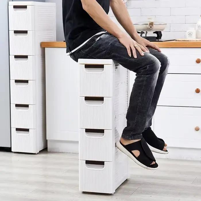 Petite armoire de sol d'angle de salle de bain blanche avec roulettes