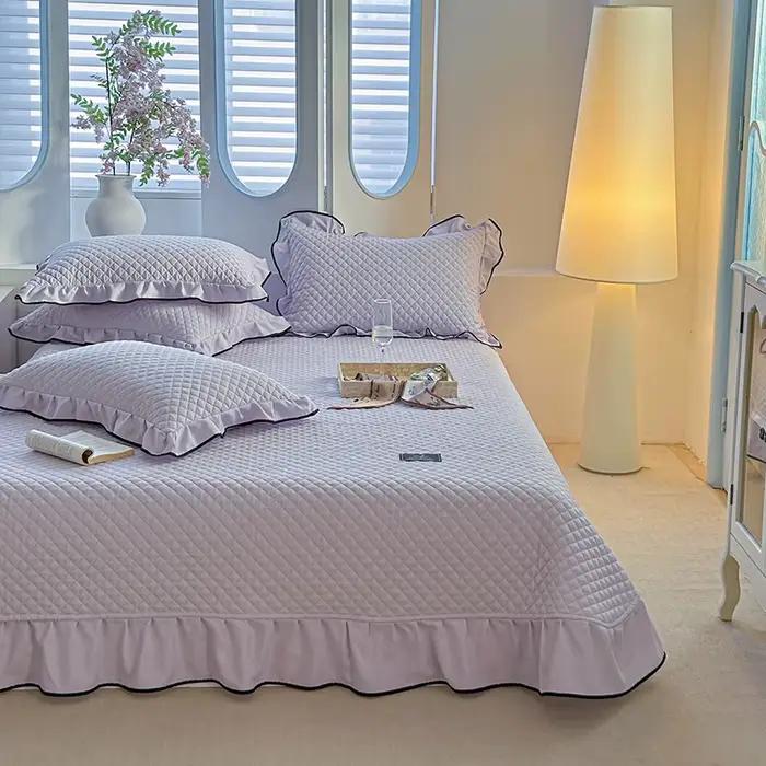 1 couvre-lit matelassé ou 3 pièces
