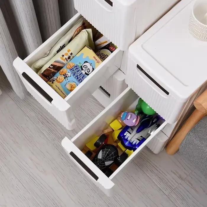 Petite armoire de sol d'angle de salle de bain blanche avec roulettes