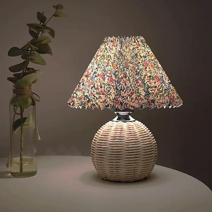 Lampe de Table Vintage en osier avec abat-jour plissé