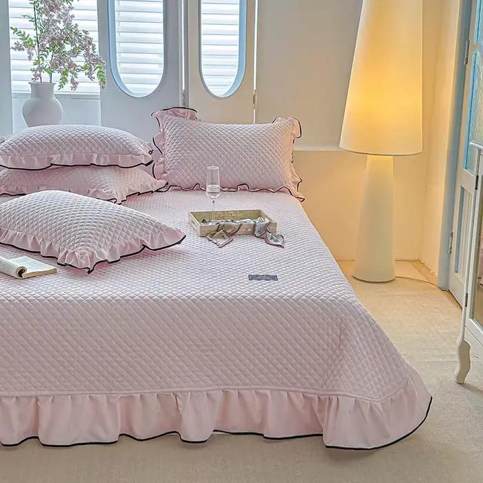1 couvre-lit matelassé ou 3 pièces