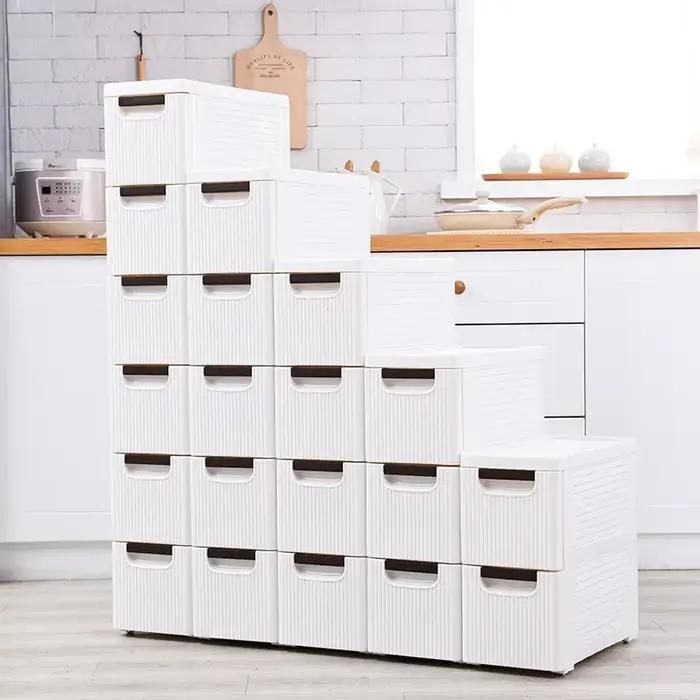 Petite armoire de sol d'angle de salle de bain blanche avec roulettes