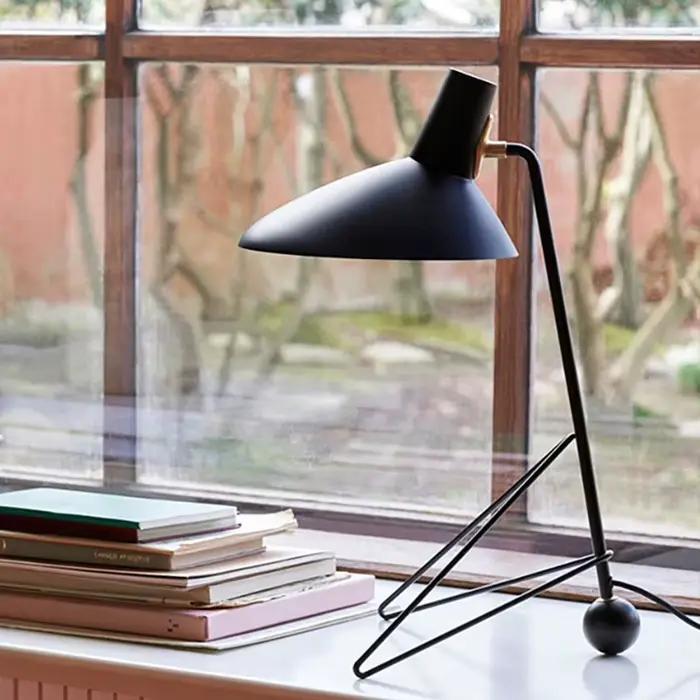 Lampadaire LED vintage noir sur pied avec trépied