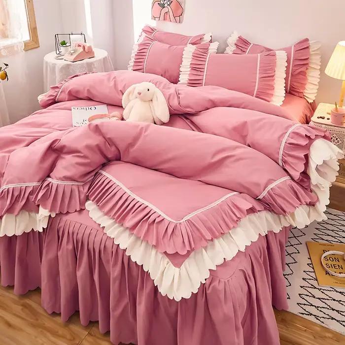 Parure de lit en dentelle rose à volants