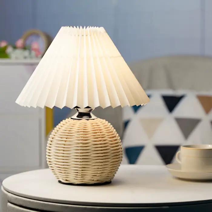 Lampe LED sur Pied en Rotin Plissé