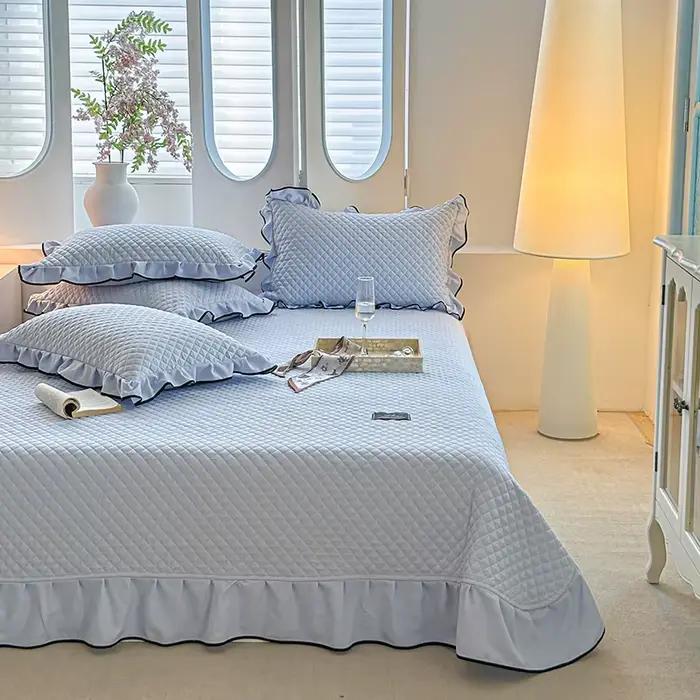 1 couvre-lit matelassé ou 3 pièces