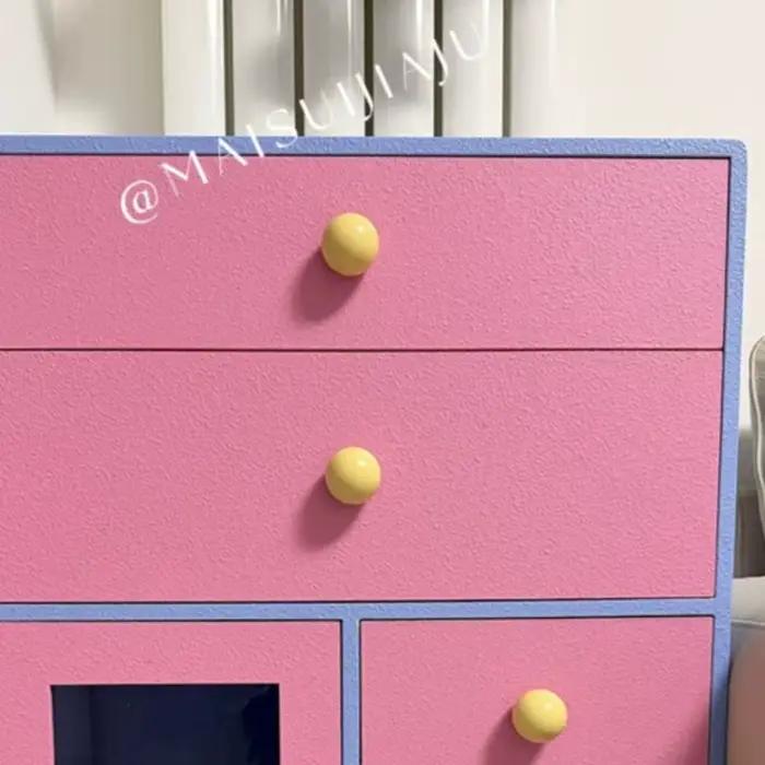 Meuble de rangement coloré et élégant pour le divertissement
