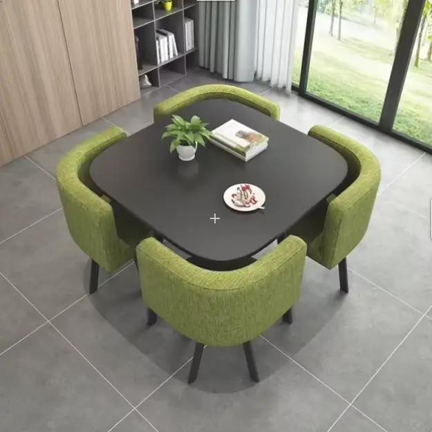 Meubles de salle à manger modernes très demandés - Table en MDF avec pieds en métal et ensemble de 4 chaises