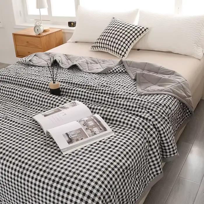 Une couverture de lit matelassée lavée de couleur unie printemps/été double