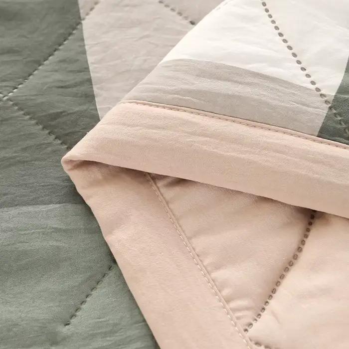 Une couverture de lit matelassée lavée de couleur unie printemps/été double