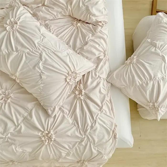 Parure de lit double plissée en trois dimensions avec motifs floraux torsadés