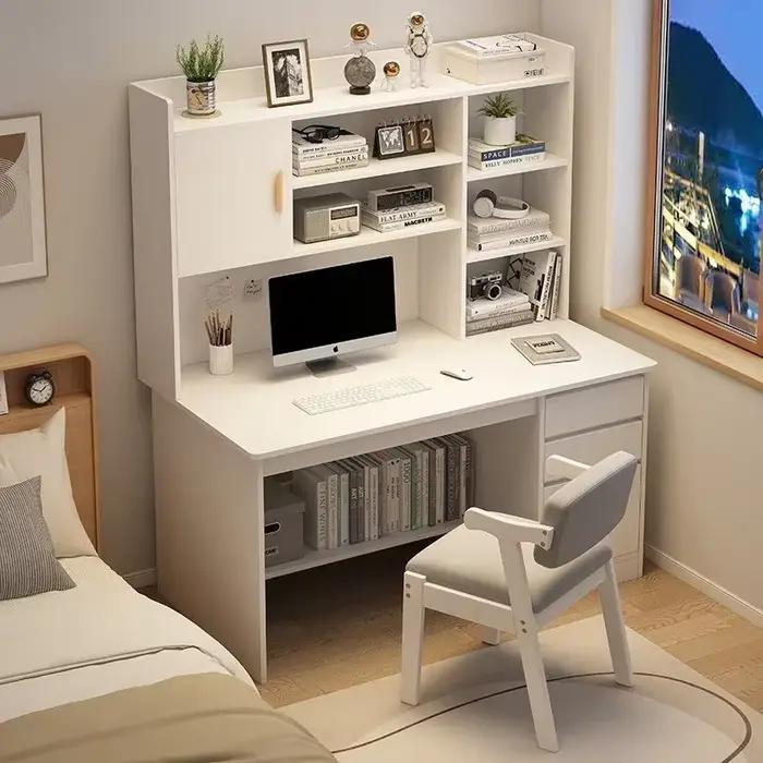 Bureau d'ordinateur moderne et simple pour la maison