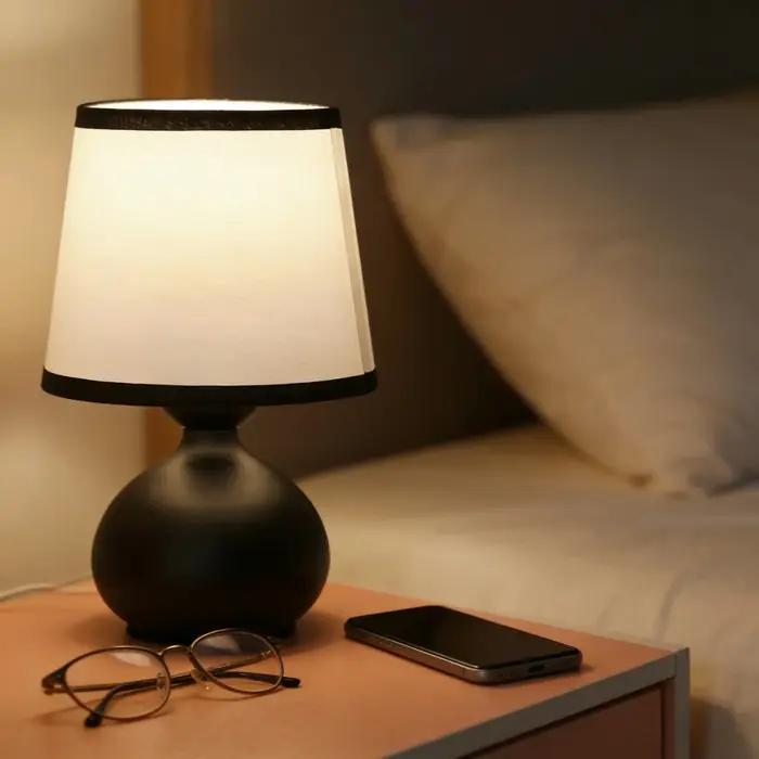 Les lampes de chevet de petite et moyenne taille conviennent à un usage domestique