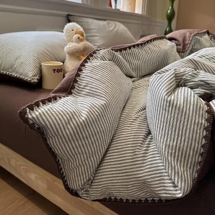 Parure de lit rayée minimaliste moderne, douce et respirante, avec housse de couette, drap plat et taie d'oreiller – Nouvelle collection