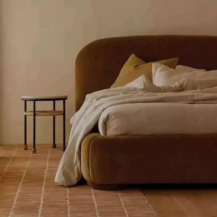 Lit King Size Vintage nordique avec cadre en bois capitonné et tête de lit minimaliste en tissu doux pour une utilisation à la maison ou en hôtel