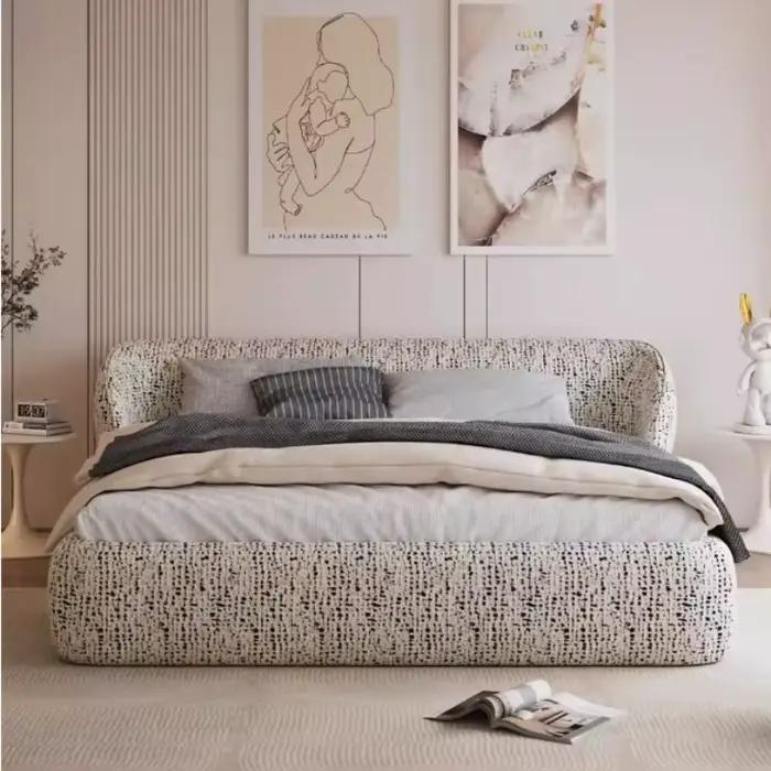 Les lits queen size offrent des cadres et des sommiers 180x200cm