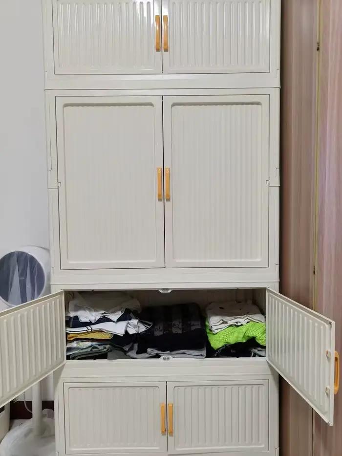 Armoire suspendue avec roulettes