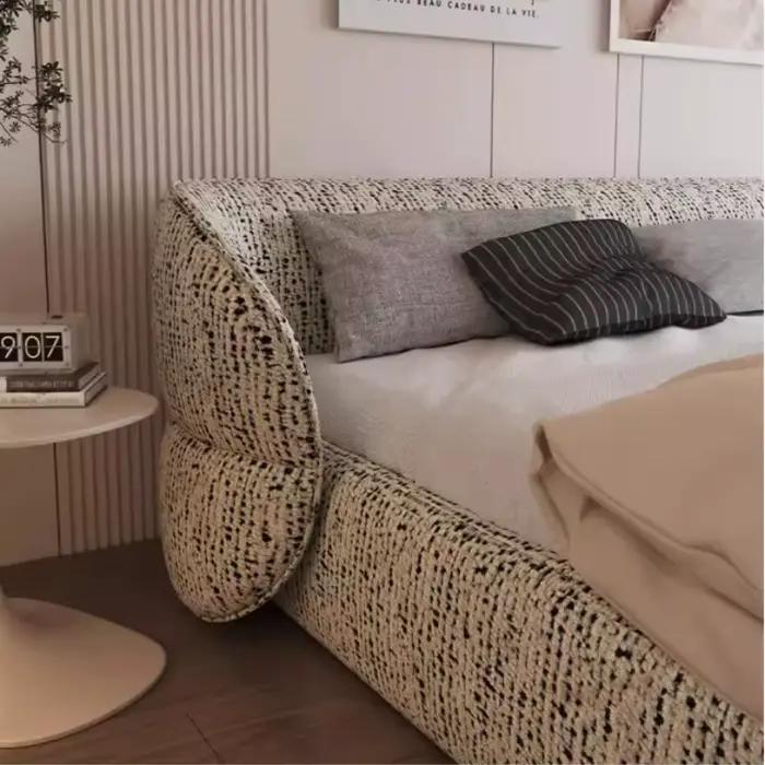 Les lits queen size offrent des cadres et des sommiers 180x200cm