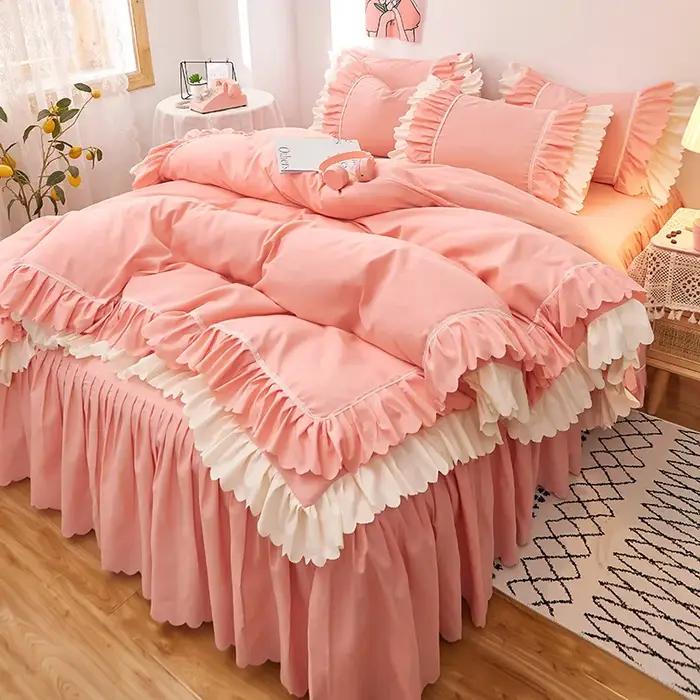 Parure de lit en dentelle rose à volants