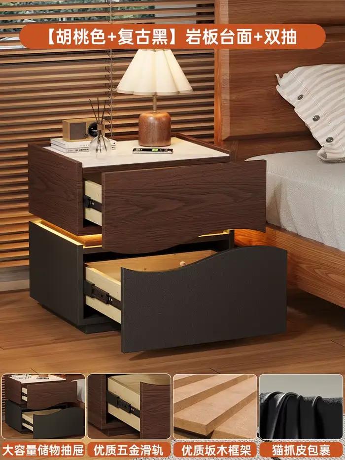 Table de chevet rétro chic en bois de style français avec chargeur intégré, design de chambre à couc