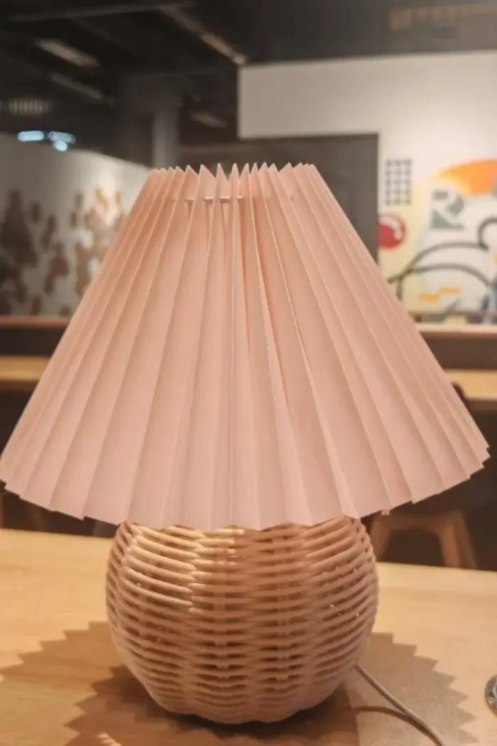 Lampe de Table Vintage en osier avec abat-jour plissé