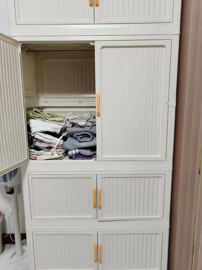 Armoire suspendue avec roulettes
