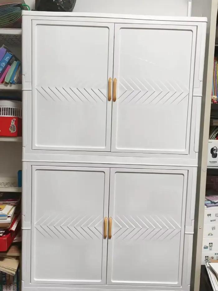 Armoire suspendue avec roulettes