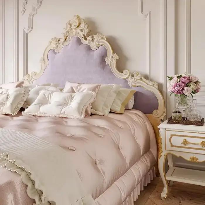 Lit simple en bois, style français