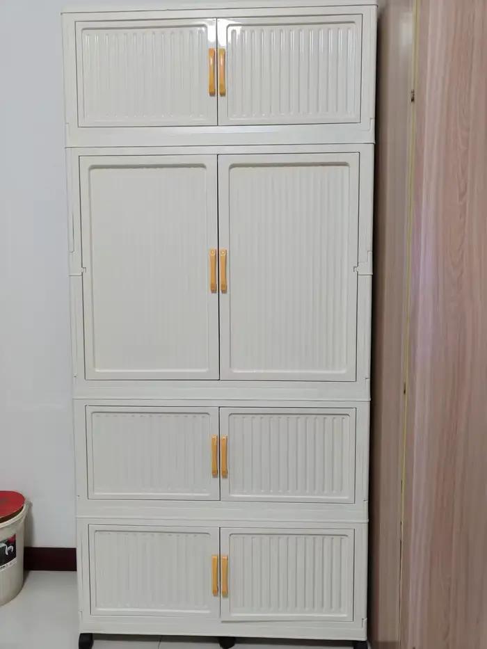 Armoire suspendue avec roulettes