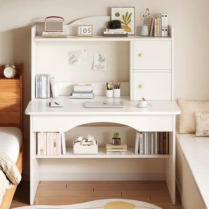 Bureau à domicile avec bibliothèque intégrée