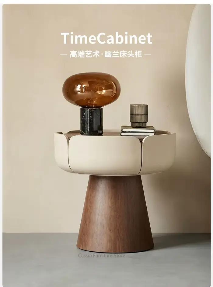Meuble de rangement de chevet compact, minimaliste et moderne, de style crème, en bois massif, avec tiroirs, pour petite chambre.