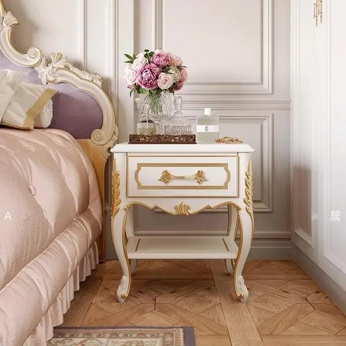 Lit simple en bois, style français